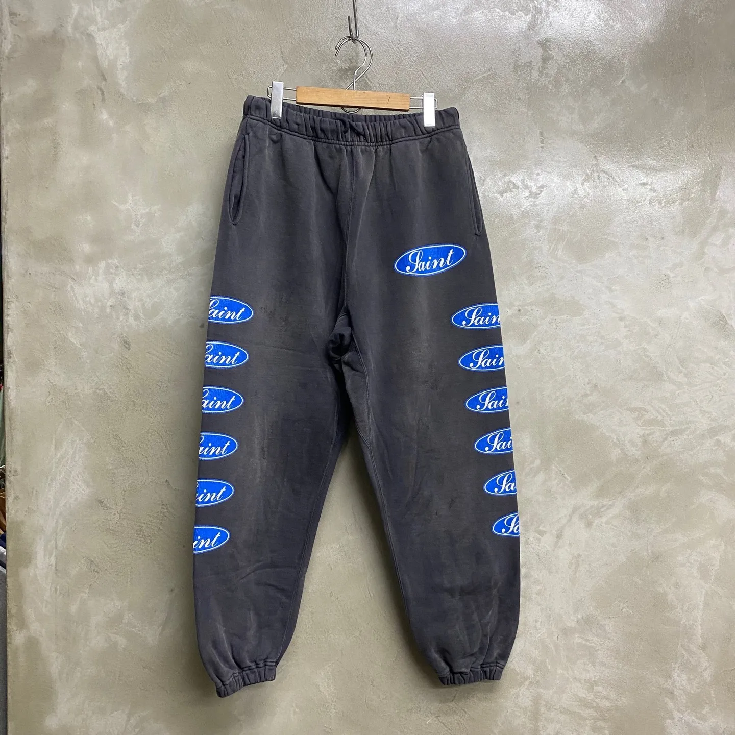 SAINT Mxxxxxx SWEAT PANTS/LOVE AMONG/BLK blue SAINT barrage sweatpants, washed black S-XL, top-notch printing and distressing process, very close to the original distressed feeling, Assute dyeing, whole piece sprayed with horse fade, wormhole destruction treatment, heavy fermentation washing to create NEW VINTAGE texture, factory four-needle and six-thread workmanship, no bone seams, correct main mark, wash mark